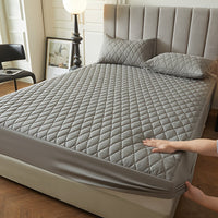 1pc Layered Solid Color Waterproof Mattress Protector (Without Pillowcase And Pillow Insert) Soft And Comfortable Mattress Cover Bedroom Guest Room Bedding Waterproof Mattress Protector Room Bedspread Non-slip All-inclusive P