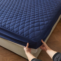 1pc Layered Solid Color Waterproof Mattress Protector (Without Pillowcase And Pillow Insert) Soft And Comfortable Mattress Cover Bedroom Guest Room Bedding Waterproof Mattress Protector Room Bedspread Non-slip All-inclusive P