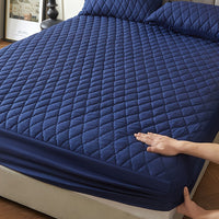 1pc Layered Solid Color Waterproof Mattress Protector (Without Pillowcase And Pillow Insert) Soft And Comfortable Mattress Cover Bedroom Guest Room Bedding Waterproof Mattress Protector Room Bedspread Non-slip All-inclusive P