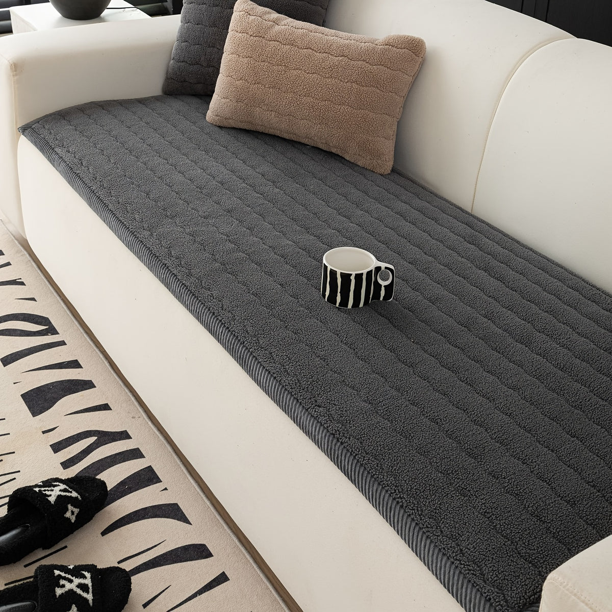 1pc Contemporary Thick Suede Sofa Pad, Machine Washable, Pet Friendly, Polyester 100%, Short Plush, Quilted Design, No Printing, Compatible with Armchair, Loveseat, 3-Seater, 4-Seater, Sectional Sofas, 250-300 g/㎡ - Ideal f